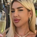 Jovana izbacila bujni dekolte, a na ruci čuveni "Roleks": Svi se pitaju s kim nazdravlja daleko od Beograda
