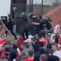 Novi snimak haosa ispred marakane: Pogledajte šta su u tuči koristili huligani, a šta policija