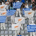 Navijači obukli bele skafandere, stavili bele maske na lice, pa digli zastave: Scena iz Srbije obilazi Evropu!