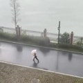 Otac ostavlja dete na ulici usred oluje da bi sebe spasio Ne osvrće se dok plače i doziva ga (VIDEO)