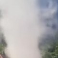 Zastrašujući prizor kod Kovina: Vrtlog prašine postaje sve veći, pijavica nosi sve pred sobom (video)