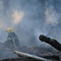 Drama na Konjarniku, izbio požar u soliteru Na licu mesta 25 vatrogasaca i 7 vatrogasnih vozila
