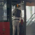 Naš pevač se vozi gradskim autobusom: Nakon nastupa sleteo na aerodrom, evo u kom se pravcu odvezao