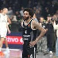 Navijači Partizana upaljačima gađali igrače, Vašington uhvatio jedan i poručio: "U Srbiji smo..."