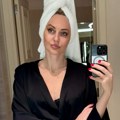 Ispod svilenog bademantila crna čipka: Voditeljka (48) objavila selfi iz kupatila: "Spremna za izlazak" (foto)