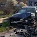 (Foto) Ima povređenih: Žestoka saobraćajna nesreća na ulazu u Umku, automobili potpuno smrskani, stvara se gužva