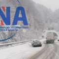 Poprečili se šleperi, bilo manjih saobraćajnih nezgoda: Sneg u Zlatiborskom okrugu ne odustaje, zabrana saobraćaja za…
