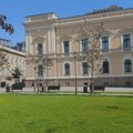 Nigde hlada na Trgu Radomira Putnika – niko ne sedi ispod crvenih javora