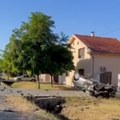 Stravična nesreća u Šimanovcima, ima mrtvih! Jedan auto smrskan, drugi se prevrnuo na krov: Povređeni putnik hitno prevezen u…