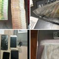 Prve slike sa hapšenja "vračaraca"! Zavirite u zaplenu: Brdo para, oružje i šifrovani telefoni na jednom mestu