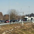Saobraćajni haos na granici sa crnom gorom, sve stoji: Na Dobrakovu formirana kilometarska kolona vozila u oba smera