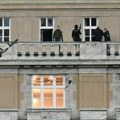 Прва слика нападача на факултету у Прагу: Пуцач на крову с пушком, студенти панично изашли с подигнутим рукама (видео…