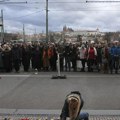 Studenti u nemoj šetnji Pragom odali poštu žrtvama masovnog ubistva (FOTO)
