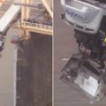 Zastrašujuće! Kamion visi preko ivice mosta, a ona je U kabini! Vatrogasci pokušavaju da izvuku nesrećnu ženu (VIDEO)