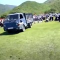 Kamion uleteo na dečiji festival: Vozač nije povukao ručnu kočnicu, pregaženo 29 učenika, dron snimio uznemirujuće scene…