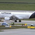 Провалили на аеродром, па се "залепили" за писту: Хаос у Немачкој, отказани летови, полиција ухапсила 8 особа (видео)
