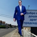 "Dobro nam došao, dragi predsedniče": Ovako su građani Loznice obradovali Vučića (foto)