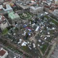 Baš su se lepo setili Studenti koji hoće da uče bliceve na telefonima uperili u nebo performans u Pionirskom parku