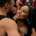 Stef Kari ušao u istoriju NBA lige, pa zbog brejka dobio poljubac pored terena