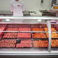 Sa tezgi povučeno oko dve tone mesa: Inspekcija zatekla užas na pijacama u Srbiji