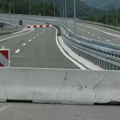 "Možda su građani slušali predsednika da će za Nikoljdan 2021. biti otvoren": Zašto se vozi auto-putem u izgradnji
