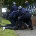 Druga noć nereda u Irskoj: Najmanje 15 policajaca povređeno, zapaljene kuće