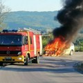 Žestok sudar 2 automobila u Šapcu, jedan se zapalio, kuljaju vatra i dim