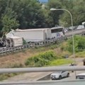 Horor na: Auto-putu! Stradala ekipa Hitne pomoći sa pacijentom, kamiondžija se zakucao direktno u vozilo, povređeno još 18…