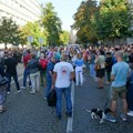 Roditelji, nastavnici i učenici ispred Pete beogradske gimnazije: Protest zbog odmazde nad prosvetnim radnicima