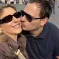 Celi zid u knjigama, nameštaj svih boja, a trotinet nasred dnevne: Ovako izgleda stan voditeljke Slagalice (foto)