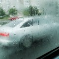 Jeftina kuhinjska namirnica koja izvlači vlagu iz automobila i pomaže kod magljenja prozora tokom zime