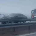 Potpuni zastoj na auto-putu ka Novom Sadu: Čak četiri saobraćajke na istom mestu, delovi vozila rasuti po putu (video)