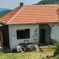 Jede pihtije i supu od fazana: Naš glumac ima kuću u šumi i pravi je domaćin, na stolu domaća rakija i meze (Foto)