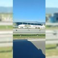 Несрећа код Ћићевца: Аутобус слетео с пута и завршио у пропусту, путници се сами извлачили из олупине