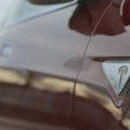 Tesla povlači više 200.000 vozila u SAD zbog greške koja može povećati rizik od sudara