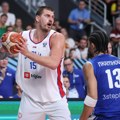Окупили се кошаркаши Србије пред прозоре, Јокић први стигао