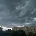(Mapa) Danas vrhunac paklenog talasa, već sutra preokret: Jak vetar, provala oblaka i grad pogodiće ove delove zemlje