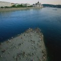 Mađarske vlasti potopaju dve barže na Dunavu kod nuklearne centrale, da podignu nivo reke