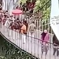 Viseći most od 20 metara se nakrivio usred svečanog otvaranja. Ljudi leteli u provaliju, ostali se grčevito držali za…