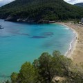 Fekalne bakterije zagadile Ibicu! Zabranjeno kupanje na omiljenim plažama, kupačima preti opasna zaraza