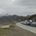 Kolaps na Jarinju: Kilometarske kolone iz oba pravca, građani idu pešice preko prelaza na glasanje