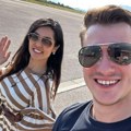 Tanja Savić otputovala sa verenikom: Pevačica se ne odvaja od 11 godina mlađeg pilota, slikom iz aviona pokazala kako…