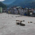 u-poplavama-u-indiji-nestalo-vise-od-100-ljudi-najmanje-19-poginulih