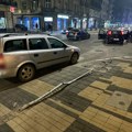 Udario u dva automobila i oborio znak u centru Leskovca