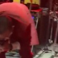 Toni Cetinski se skršio usred nastupa! Pevač poljubio binu, jedva stao na noge (video)