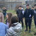 “Od kada znam za sebe vazduh u Boru ima miris i ukus”: Borski srednjoškolci i osnovci zasadili lipe na dve lokacije