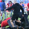 Jezive scene: Huligani brutalno pretukli navijača sa srpskom zastavom (video)