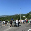 Mora nadomak mora: Blokade saobraćaja u jeku turističke sezone, Crmničani negodovali ispred Sozine jer i dalje plaćaju…