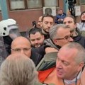 Potpuni ludaci u opoziciji! Divljaju ispred tužilaštva u Novom Sadu, nasrću na policiju (video)