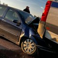 (Foto) teška saobraćajka na Pančevačkom putu: Sudarilo se pet vozila, auto podleteo pod kombi!